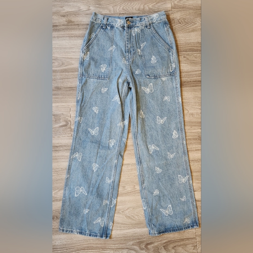 Jeans Womans Size 9. 29 length. Straight Leg Butterfly. Light Wash. Like New!